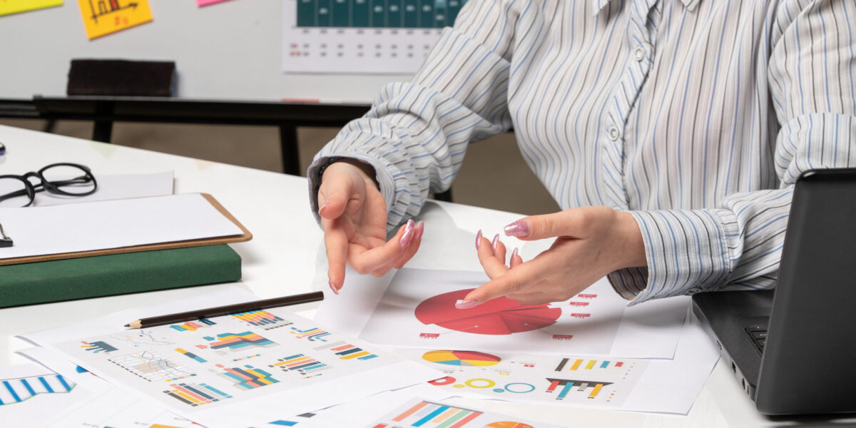 marketing-business-lady-grey-blazer-office-with-computer-close-up-pointing-charts